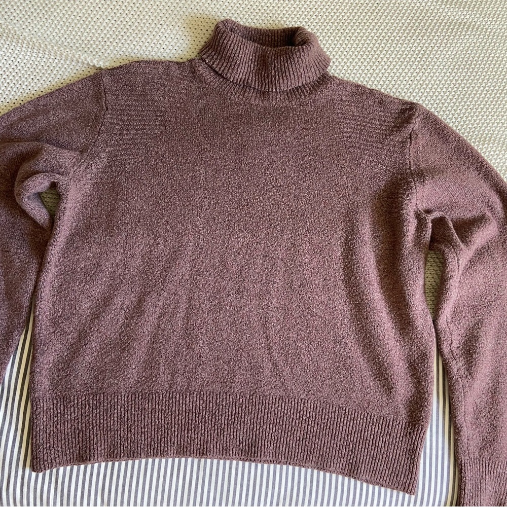 Women’s turtle neck sweater- size xl, fits like medium